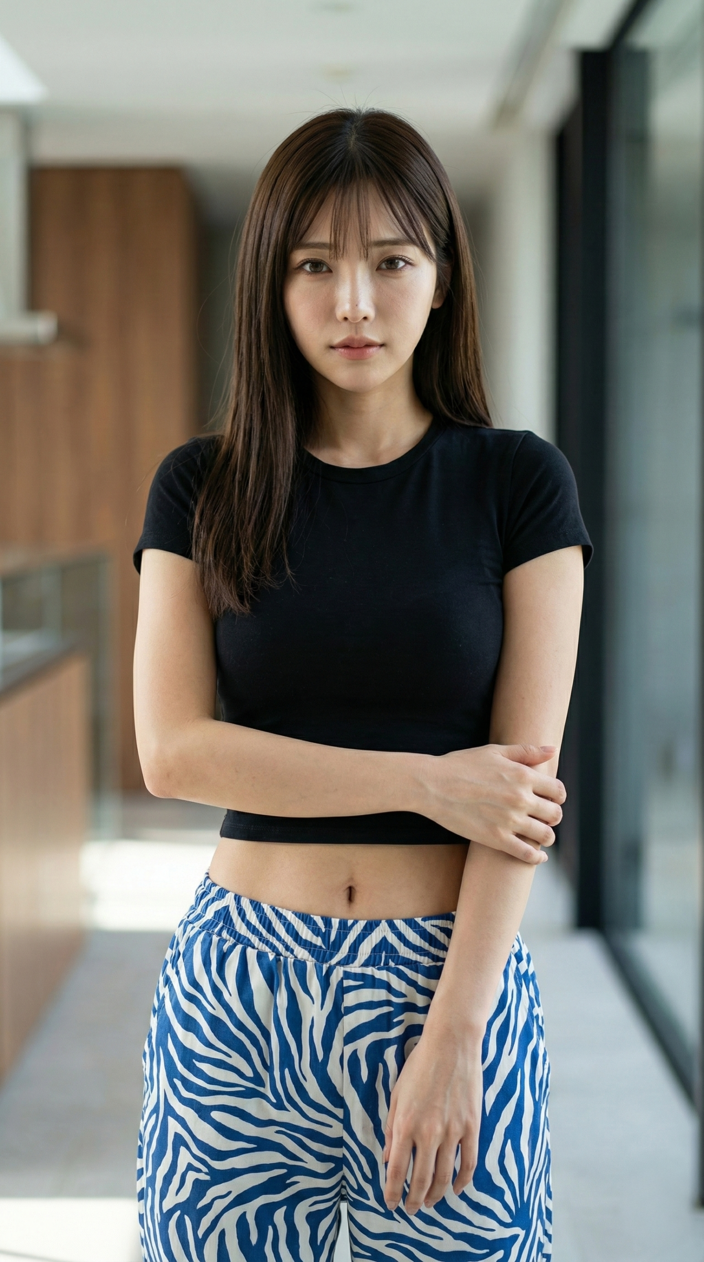 黒いトップスとシマウマ柄のパンツを履いた女性