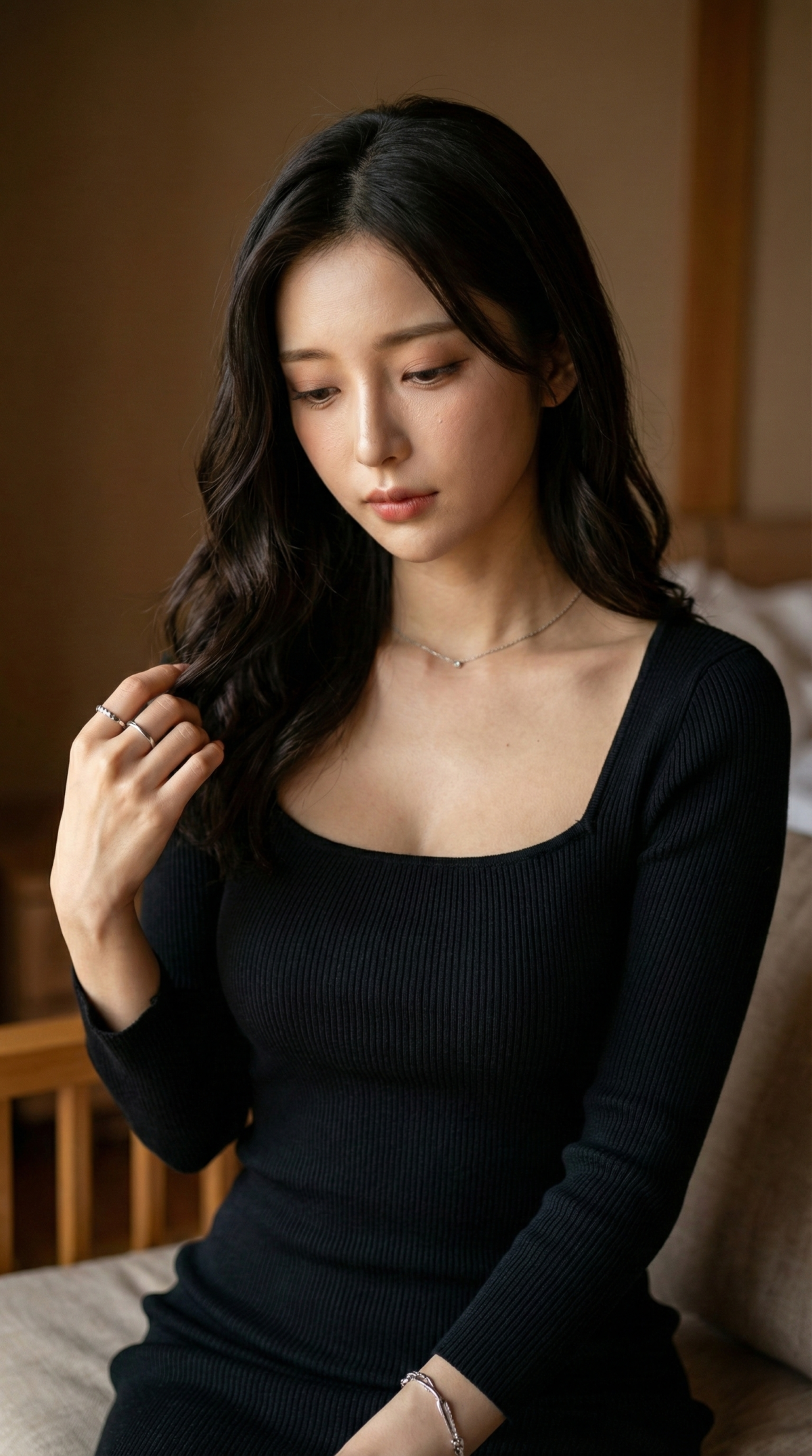 黒い服を着て髪に触れる女性