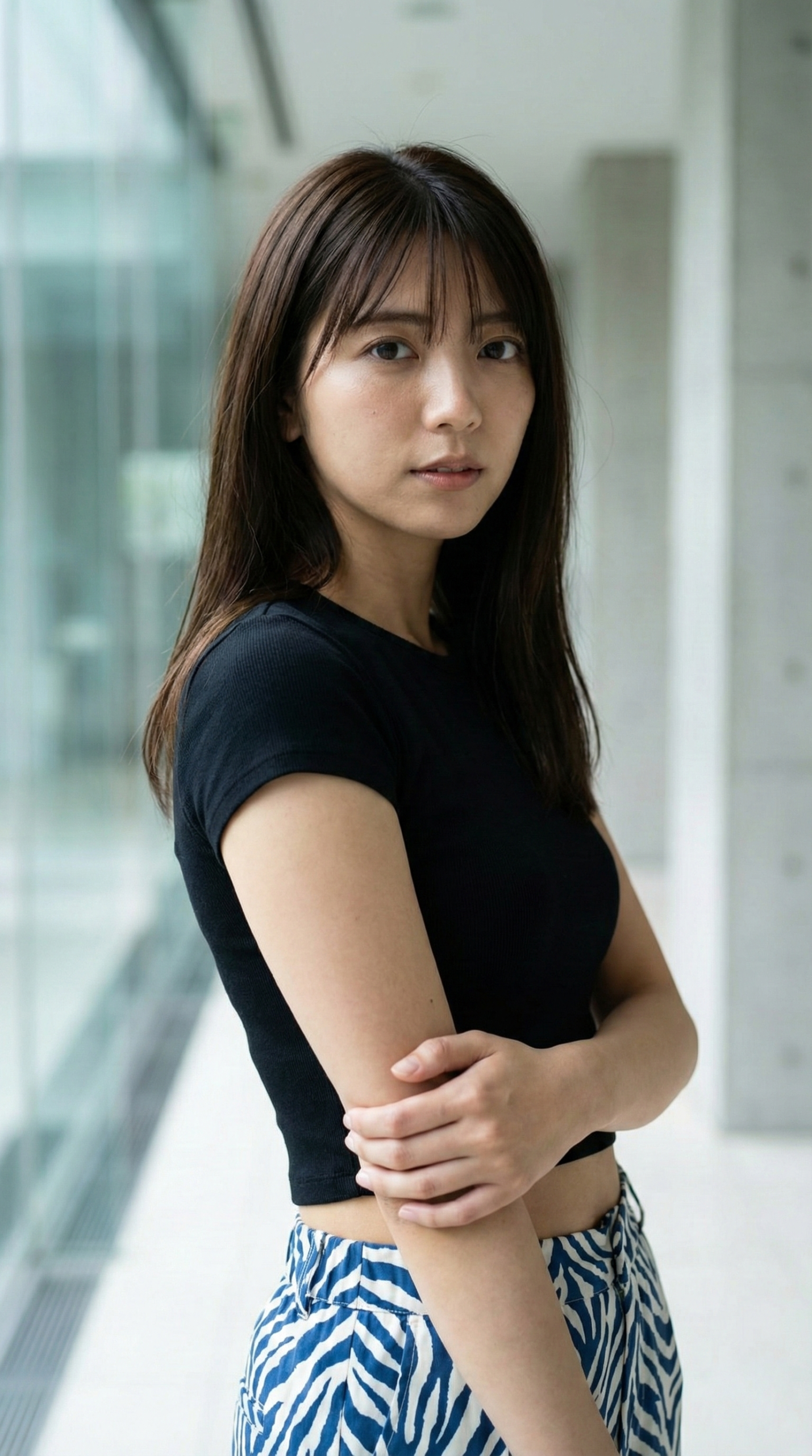 黒いトップスとシマウマ柄のパンツの女性