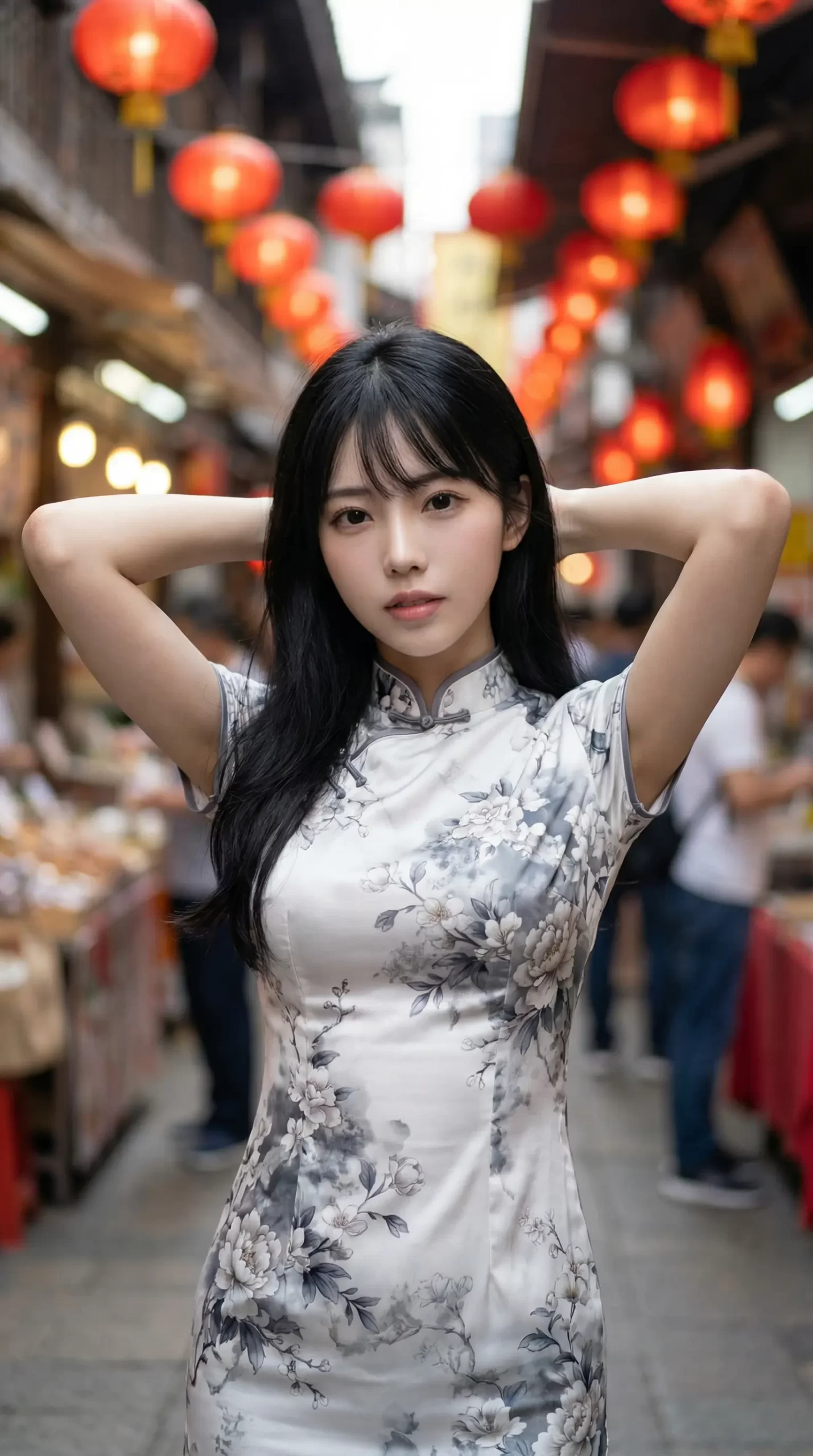 赤い提灯が並ぶ街並みを背景に、花柄のチャイナドレスを着て両腕を上げた黒髪の女性。