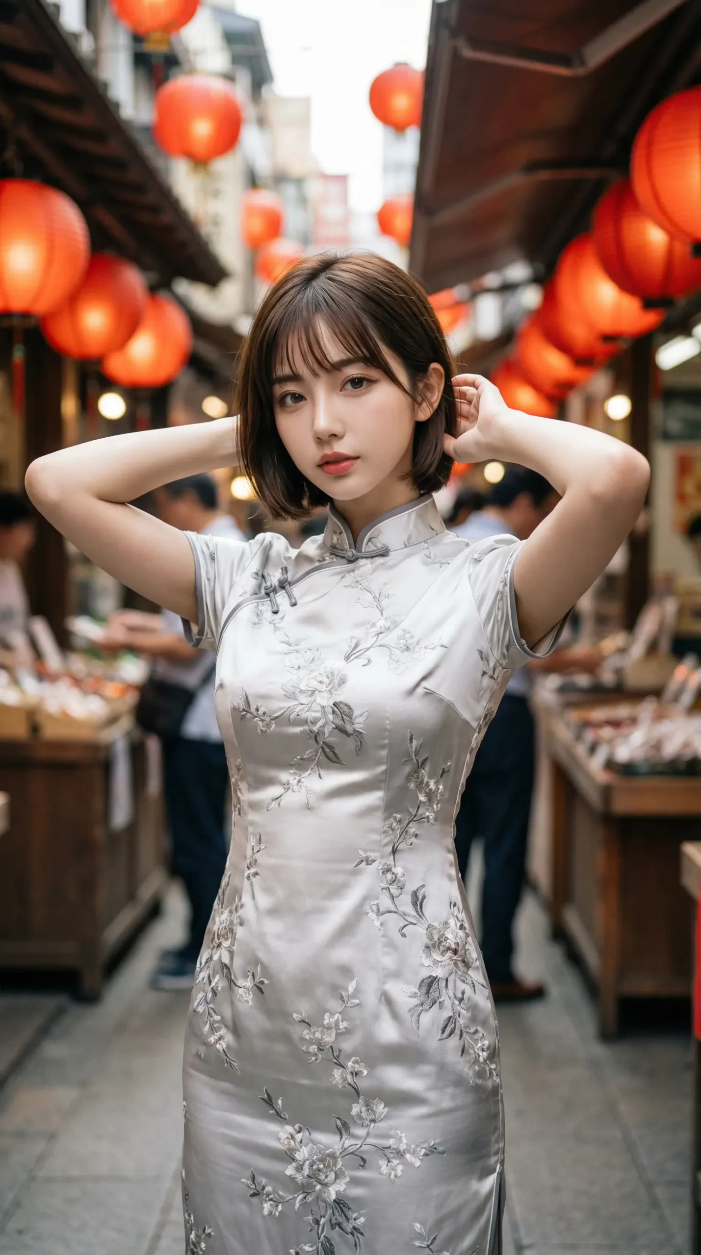 赤い提灯が並ぶ街中で白いチャイナドレスを着て髪に手を添えるショートヘアの女性