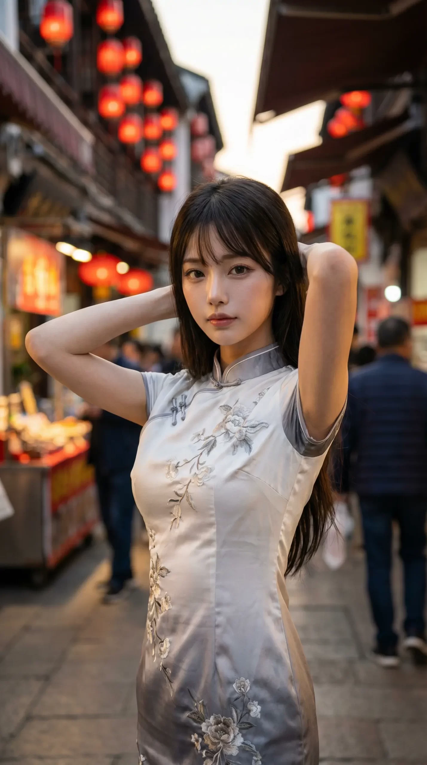 赤い提灯が並ぶ街中で、刺繍入りのチャイナドレスを着て髪に手を添える女性