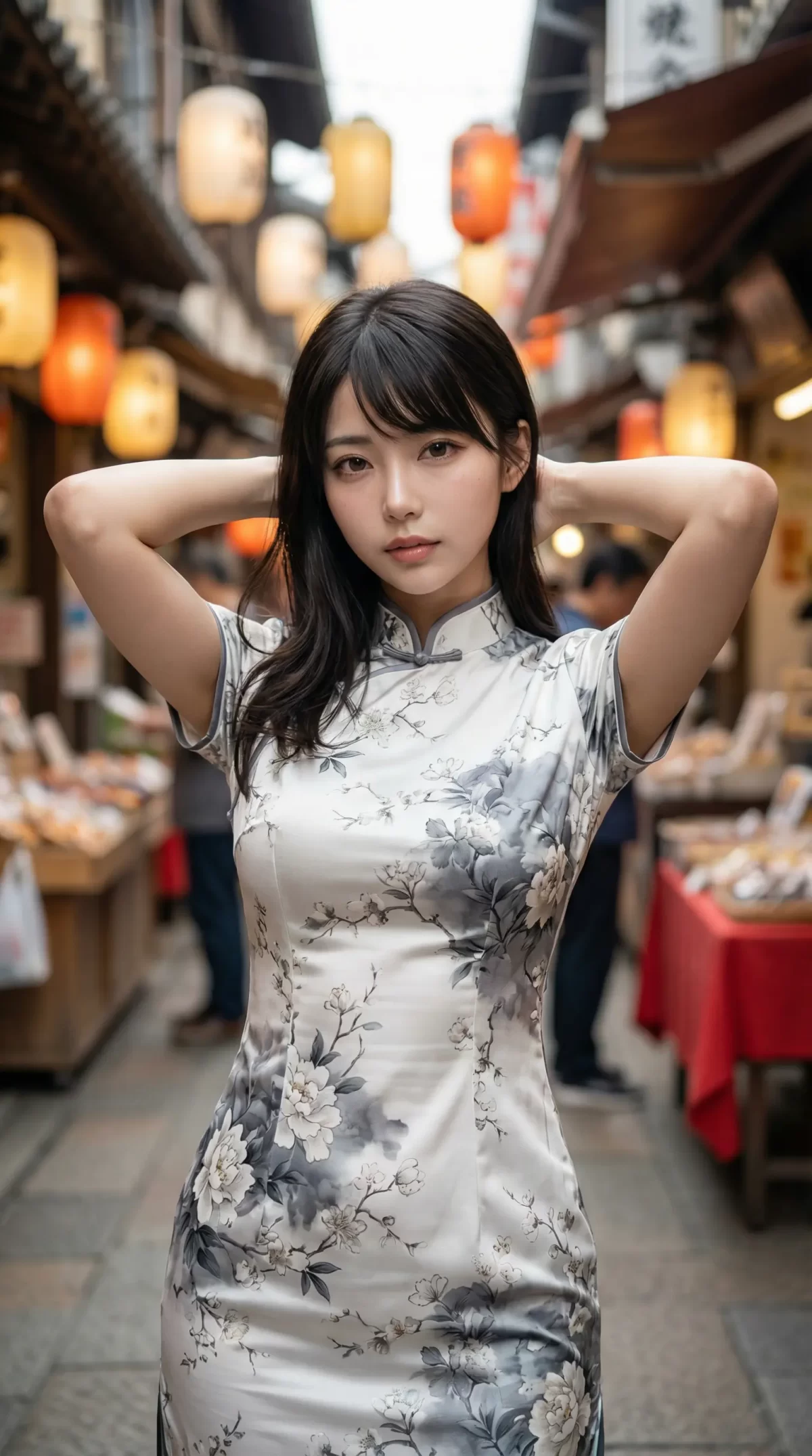 提灯が並ぶ路地で、白い花柄のチャイナドレスを着用し両手を頭の後ろに添える女性