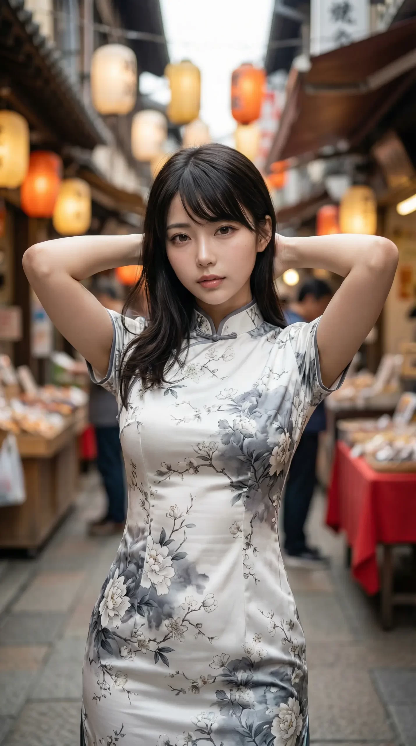 提灯が並ぶ路地で、白い花柄のチャイナドレスを着用し両手を頭の後ろに添える女性