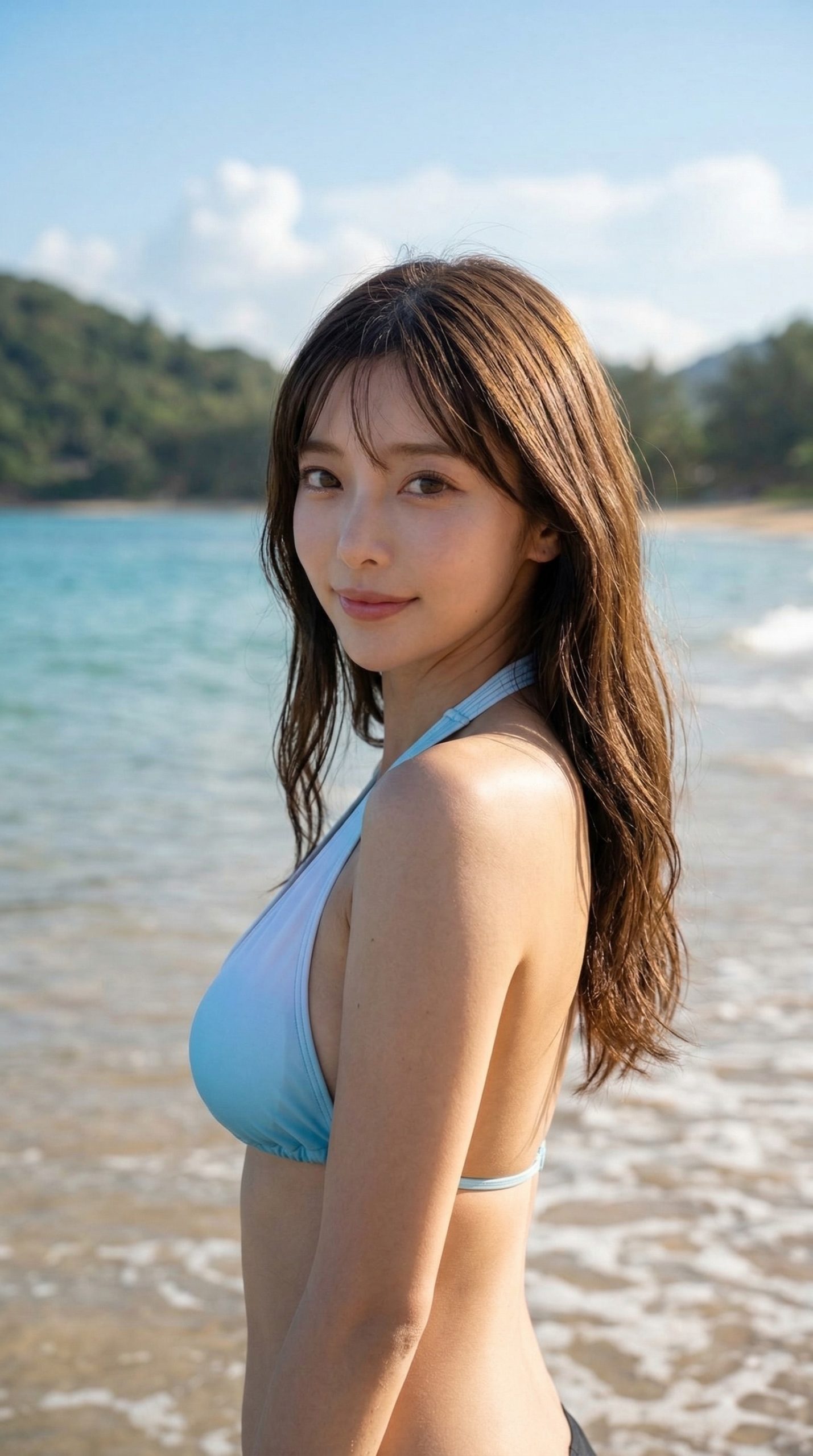 青い海を背景に、水色の水着を着て微笑むロングヘアの若い女性。