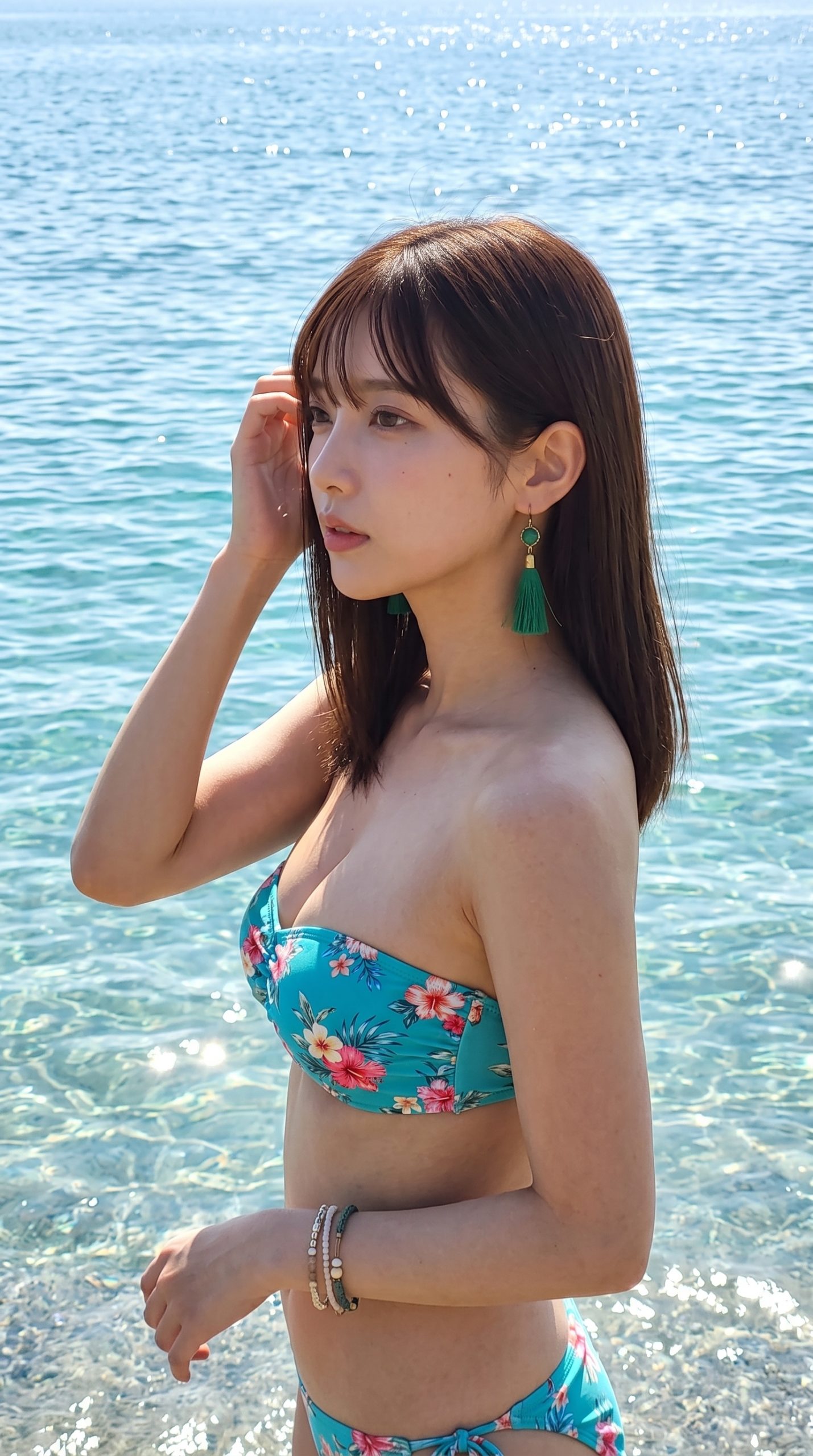 澄んだ海を背景に立つ、花柄のビキニを着た若い女性