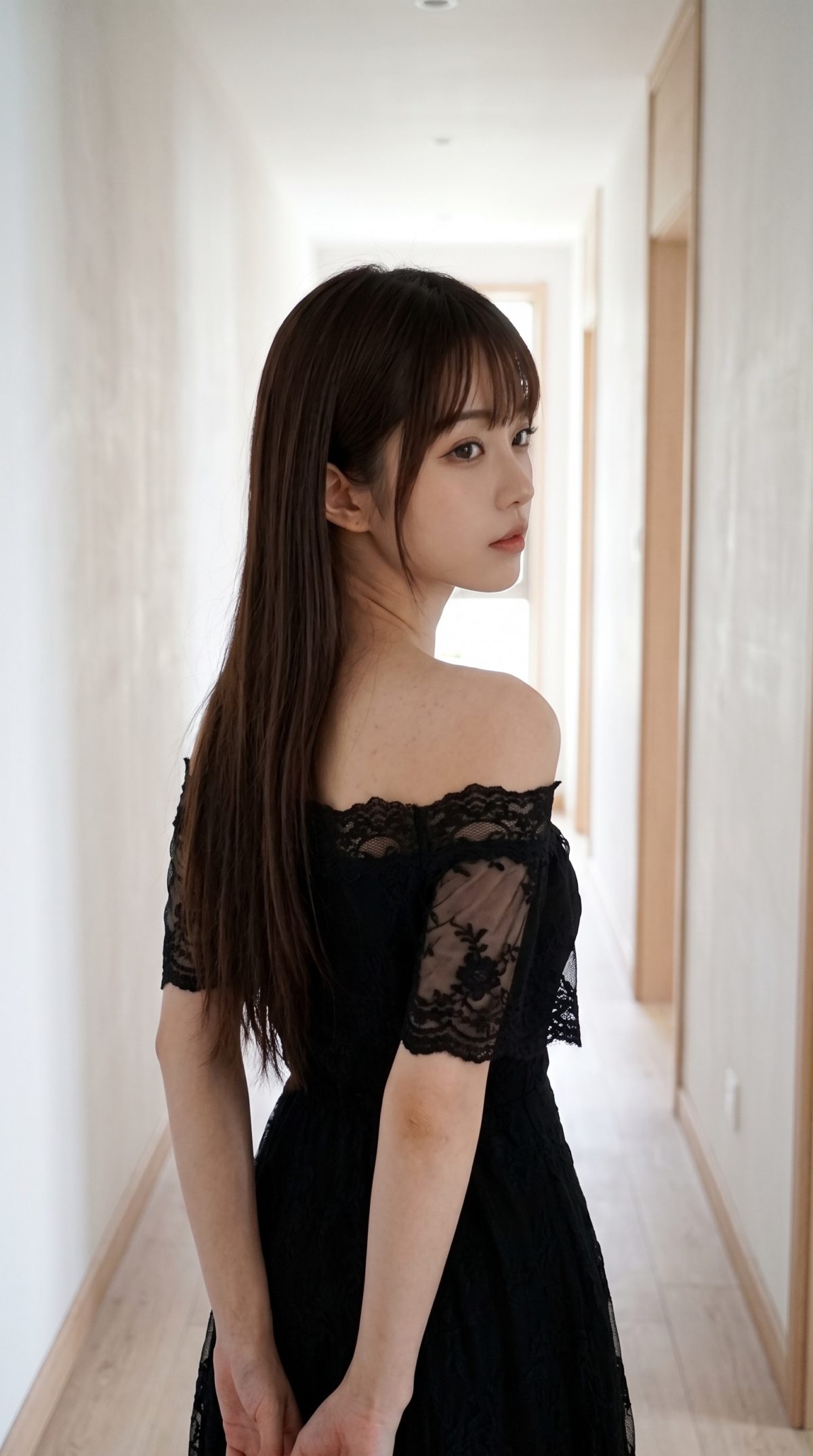 黒いレースドレスを着て廊下で振り返るロングヘアの女性